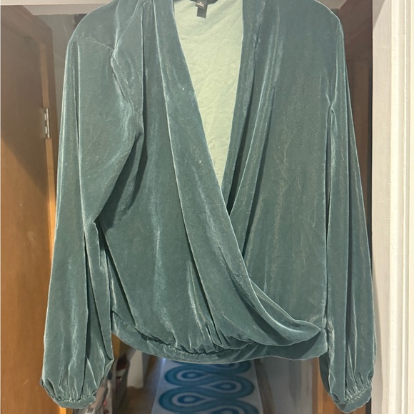 Elegant and lovely EUC Banana Republicblic low cut top - Picture 4 of 5